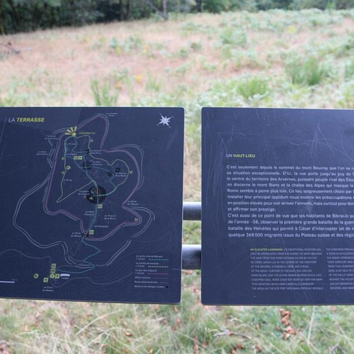 Photo de Oppidum du Mont-Beuvray, également dénommé oppidum de Bibracte également sur commune de Saint-Léger-sous-Beuvray, dans la Saône-et-Loire