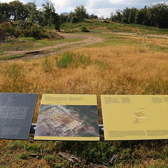 Photo de Oppidum du Mont-Beuvray, également dénommé oppidum de Bibracte également sur commune de Saint-Léger-sous-Beuvray, dans la Saône-et-Loire