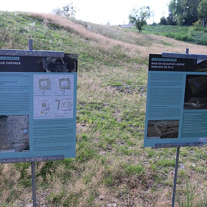 Photo de Oppidum du Mont-Beuvray, également dénommé oppidum de Bibracte également sur commune de Saint-Léger-sous-Beuvray, dans la Saône-et-Loire