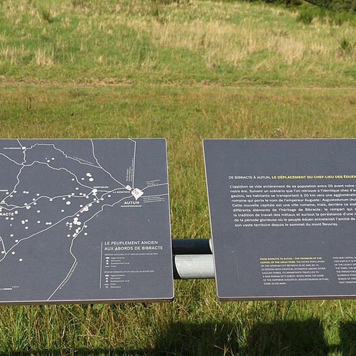 Photo de Oppidum du Mont-Beuvray, également dénommé oppidum de Bibracte également sur commune de Saint-Léger-sous-Beuvray, dans la Saône-et-Loire