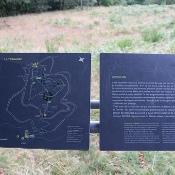 Oppidum du Mont-Beuvray, dit aussi oppidum de Bibracte également sur commune de Glux-en-Glenne, dans la Nièvre