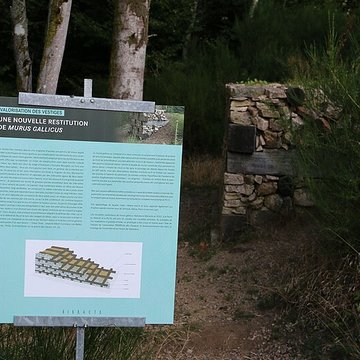 Oppidum du Mont-Beuvray, dit aussi oppidum de Bibracte également sur commune de Glux-en-Glenne, dans la Nièvre