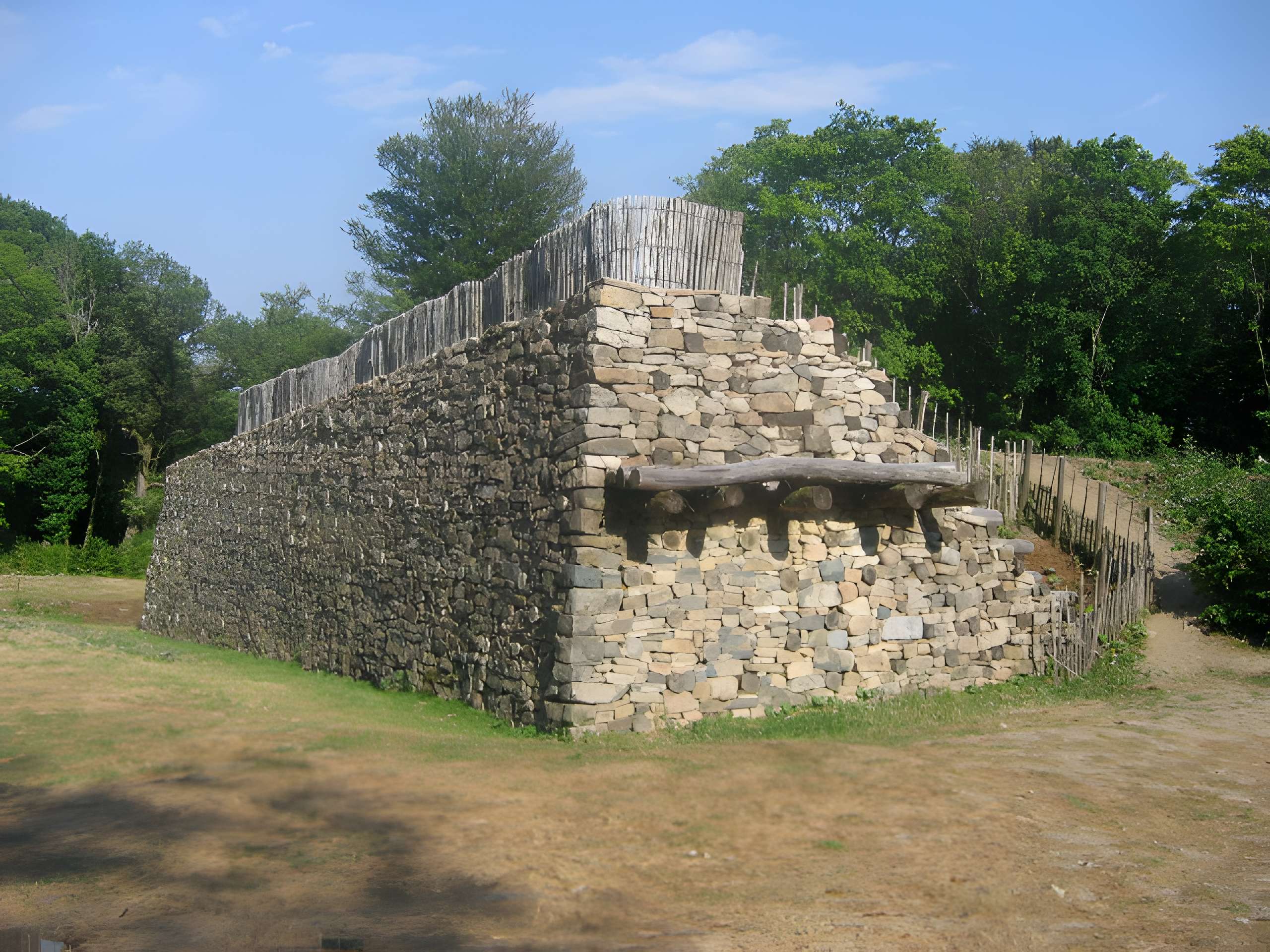 Oppidum du Mont-Beuvray, dit aussi oppidum de Bibracte (également sur commune de Glux-en-Glenne, dans la Nièvre)