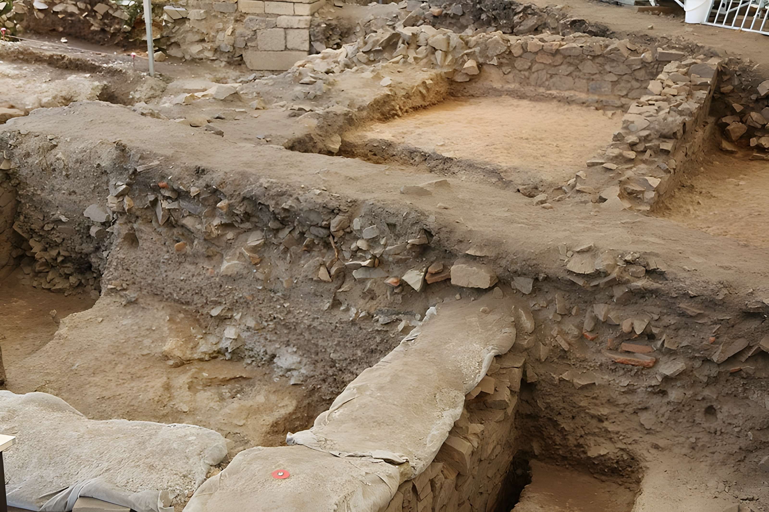 Oppidum du Mont-Beuvray, dit aussi oppidum de Bibracte (également sur commune de Glux-en-Glenne, dans la Nièvre)