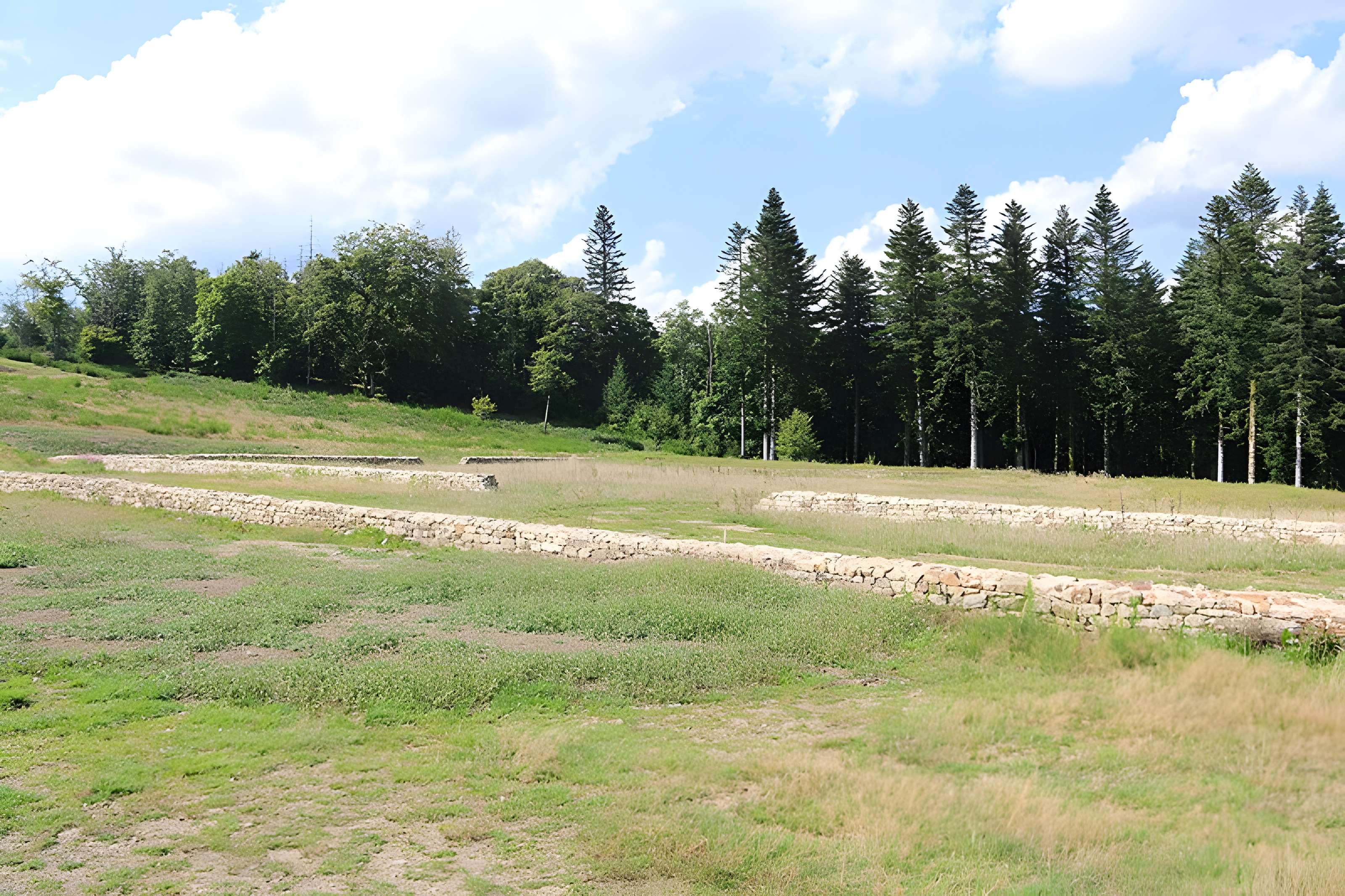 Oppidum du Mont-Beuvray, dit aussi oppidum de Bibracte (également sur commune de Glux-en-Glenne, dans la Nièvre)
