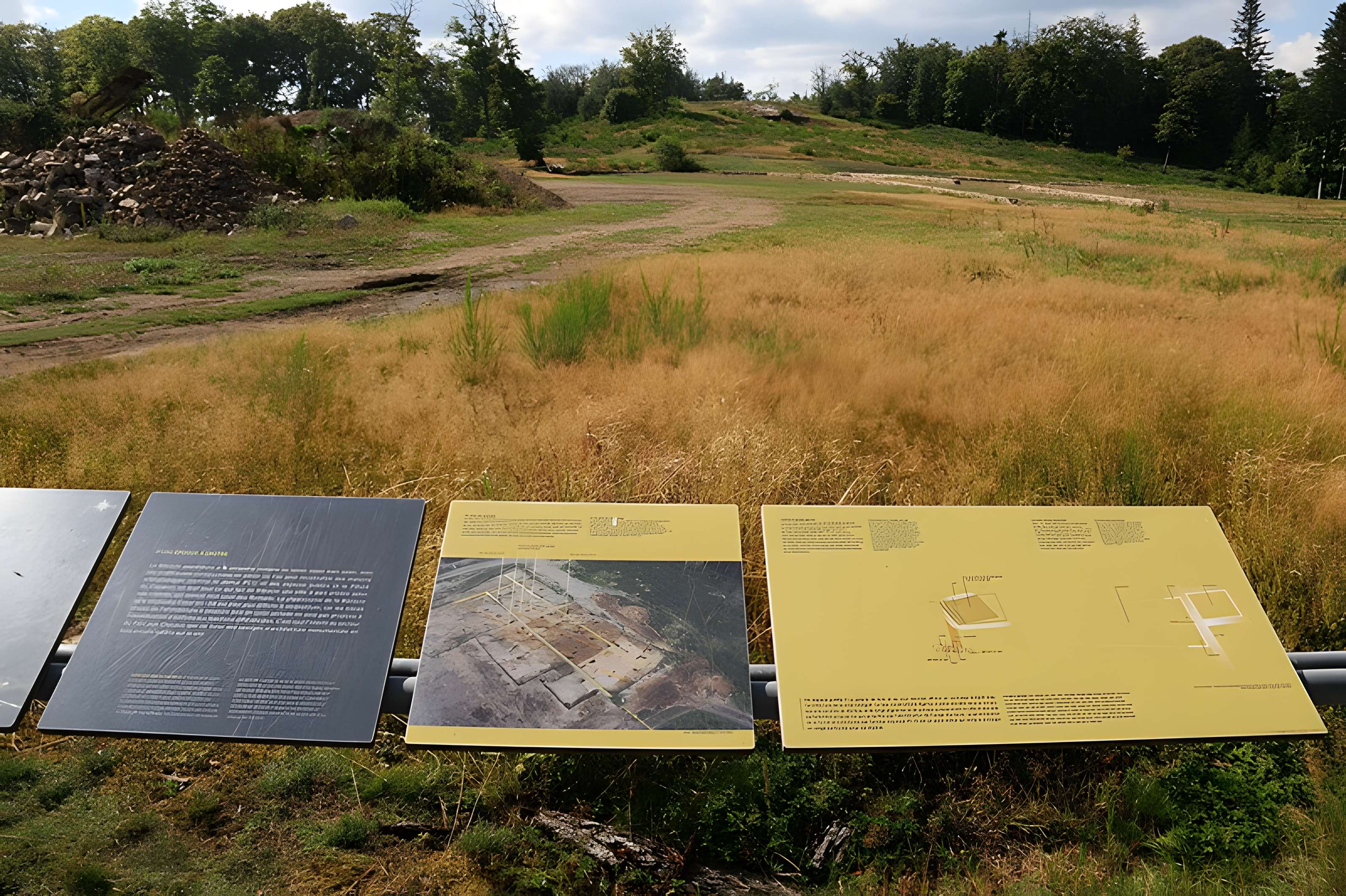 Oppidum du Mont-Beuvray, dit aussi oppidum de Bibracte (également sur commune de Glux-en-Glenne, dans la Nièvre)