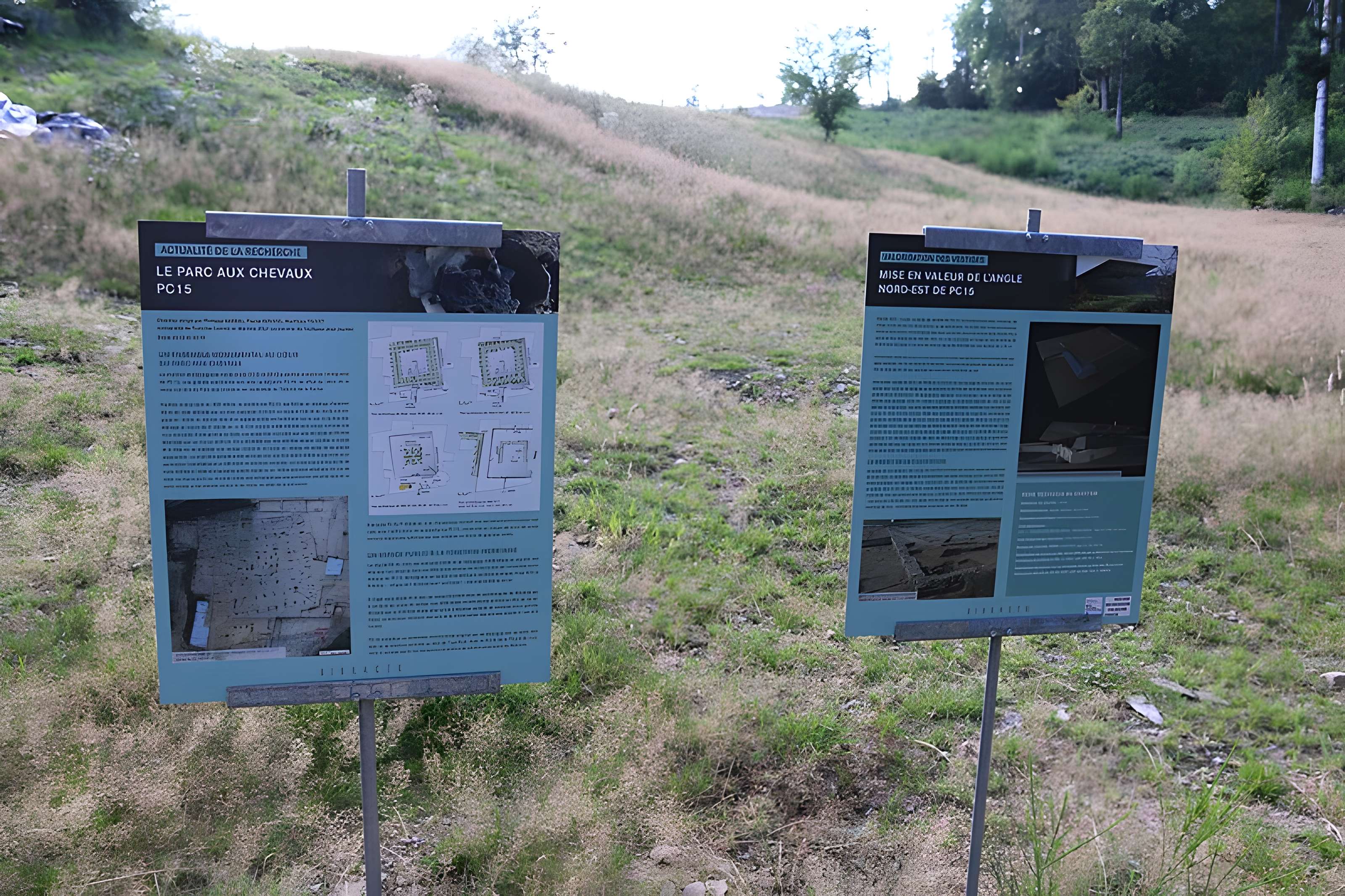 Oppidum du Mont-Beuvray, dit aussi oppidum de Bibracte (également sur commune de Glux-en-Glenne, dans la Nièvre)