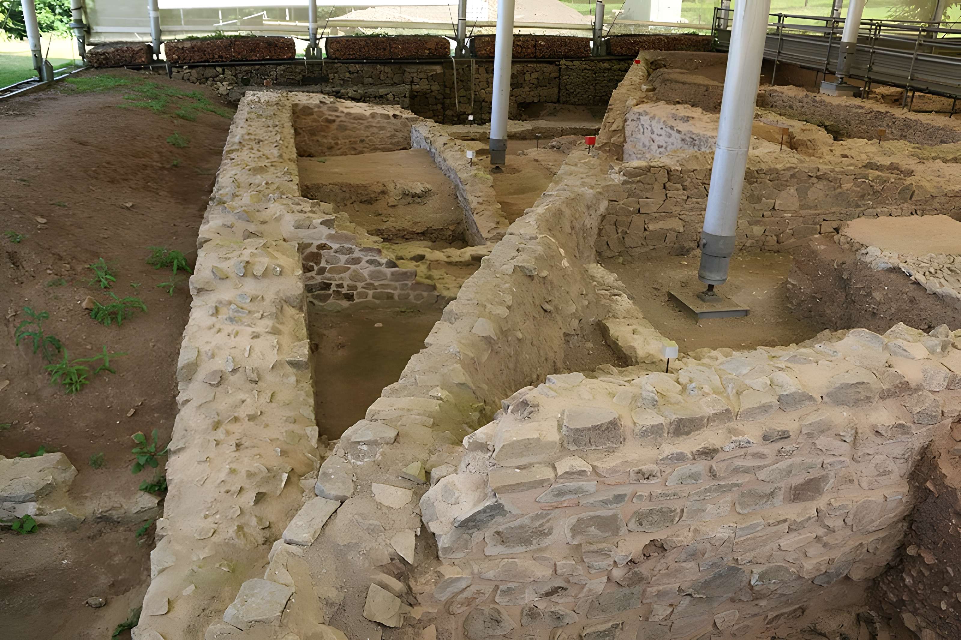 Oppidum du Mont-Beuvray, dit aussi oppidum de Bibracte (également sur commune de Glux-en-Glenne, dans la Nièvre)