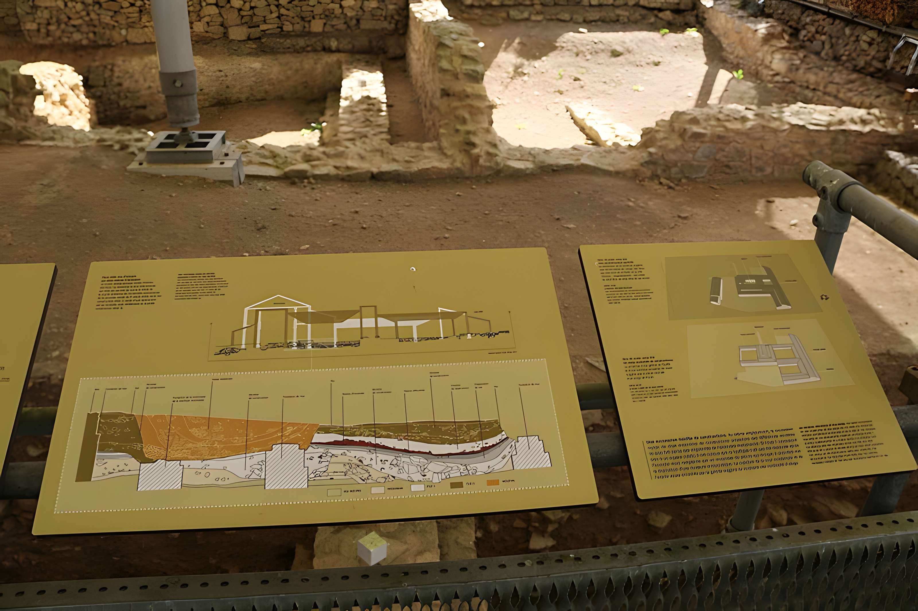 Oppidum du Mont-Beuvray, dit aussi oppidum de Bibracte (également sur commune de Glux-en-Glenne, dans la Nièvre)