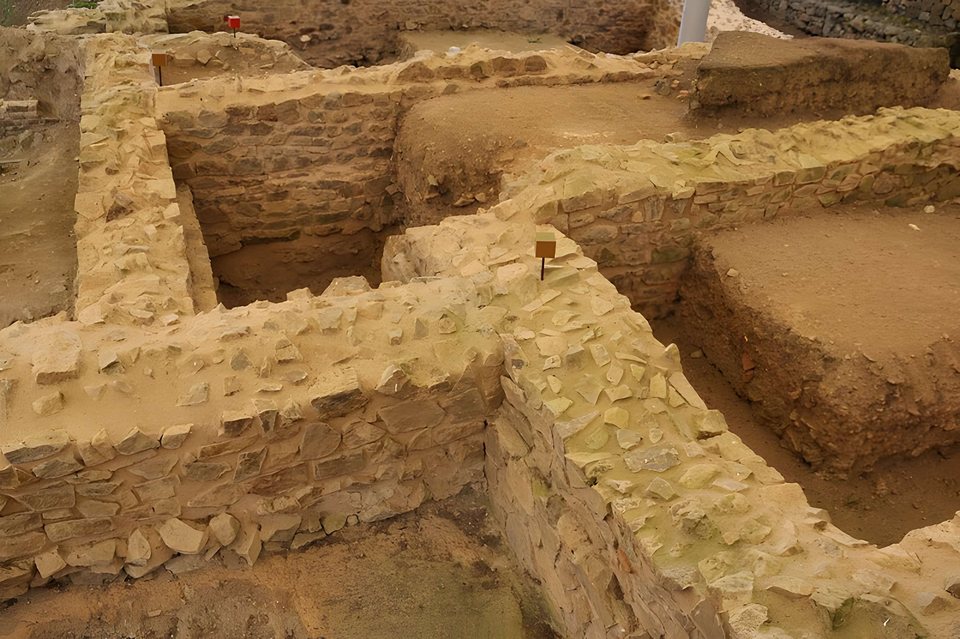 Oppidum du Mont-Beuvray, dit aussi oppidum de Bibracte (également sur commune de Glux-en-Glenne, dans la Nièvre)