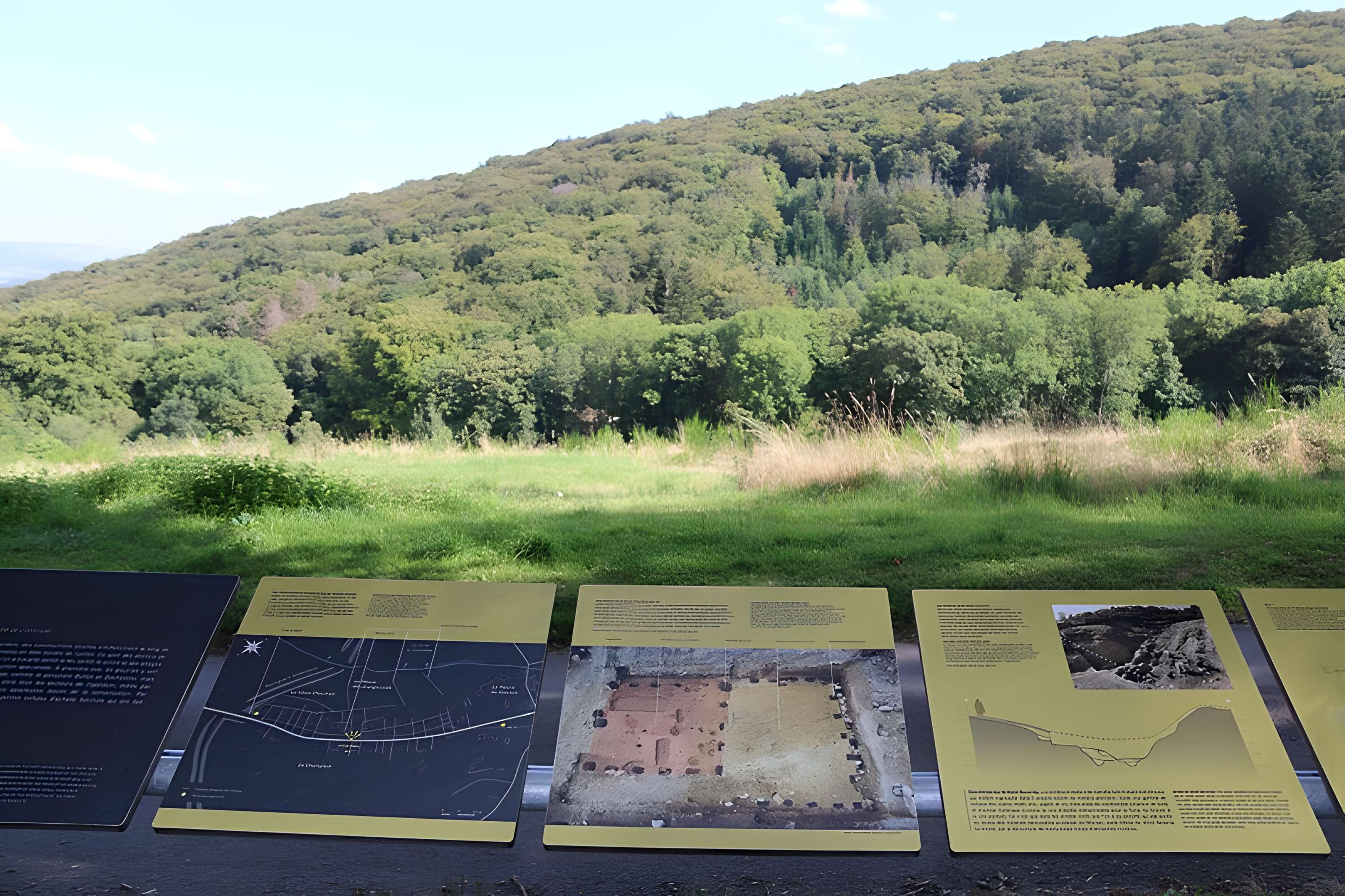Oppidum du Mont-Beuvray, dit aussi oppidum de Bibracte (également sur commune de Glux-en-Glenne, dans la Nièvre)