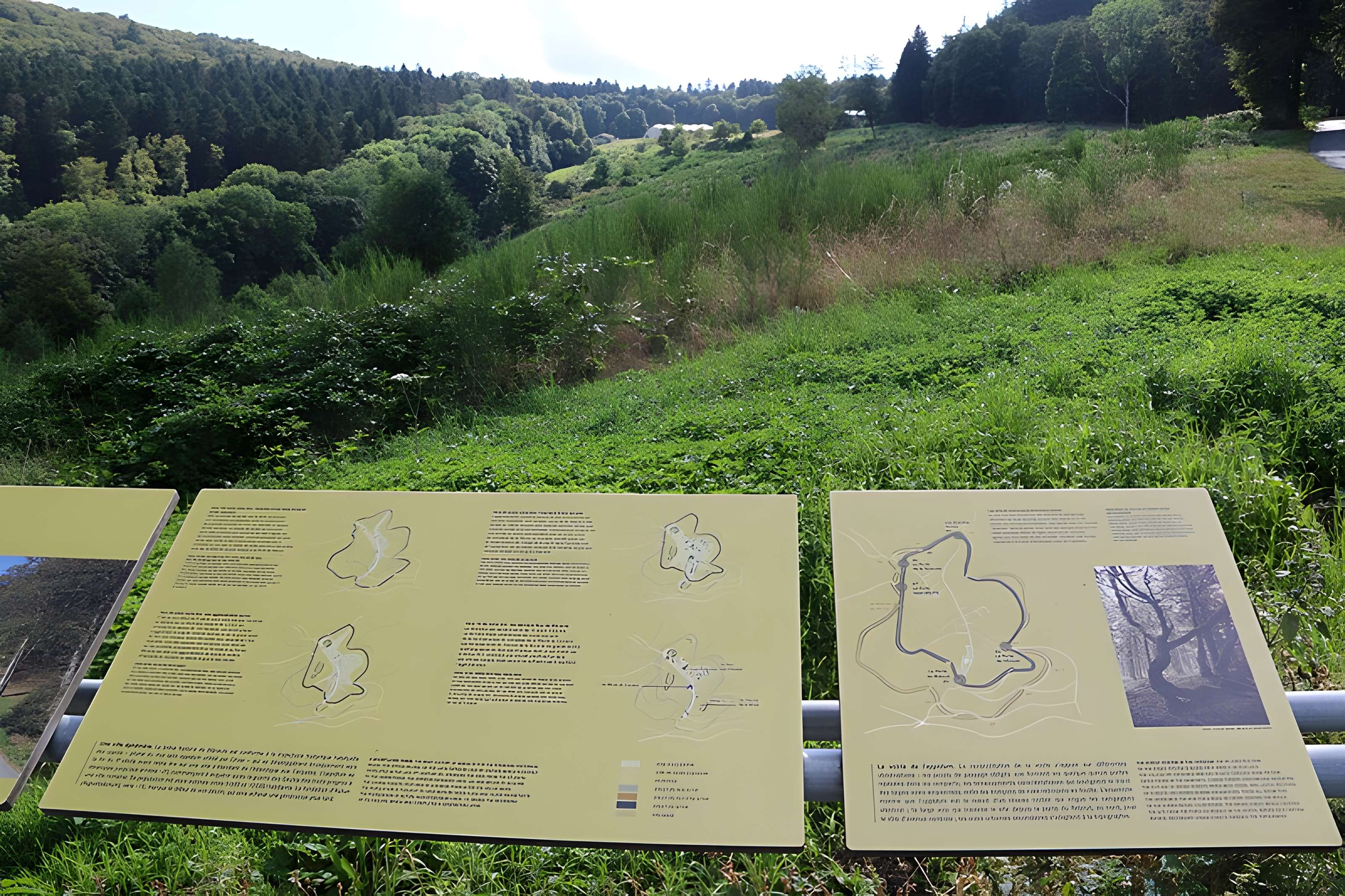 Oppidum du Mont-Beuvray, dit aussi oppidum de Bibracte (également sur commune de Glux-en-Glenne, dans la Nièvre)