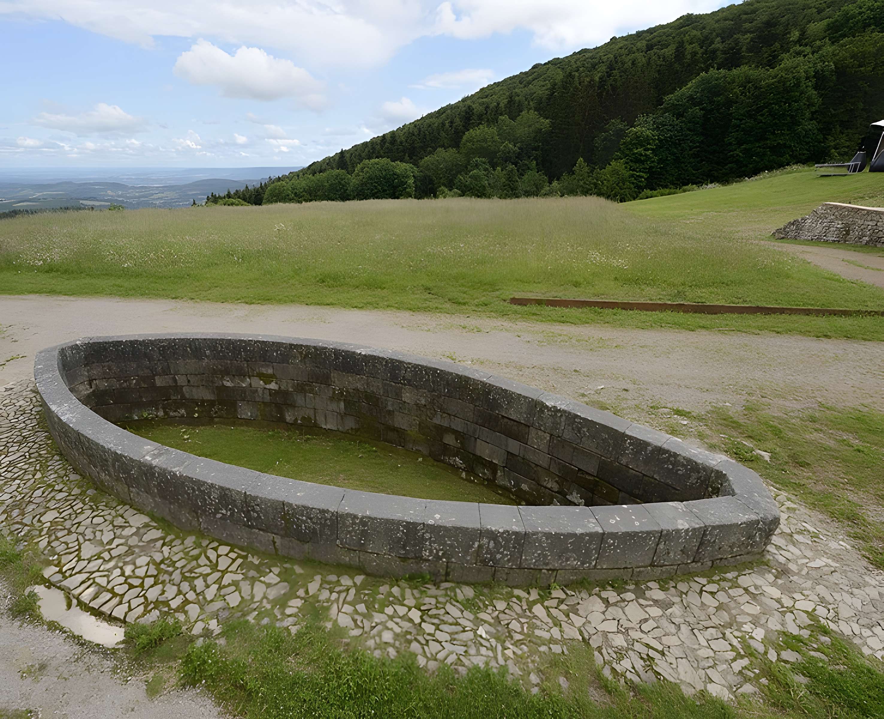 Oppidum du Mont-Beuvray, dit aussi oppidum de Bibracte (également sur commune de Glux-en-Glenne, dans la Nièvre)