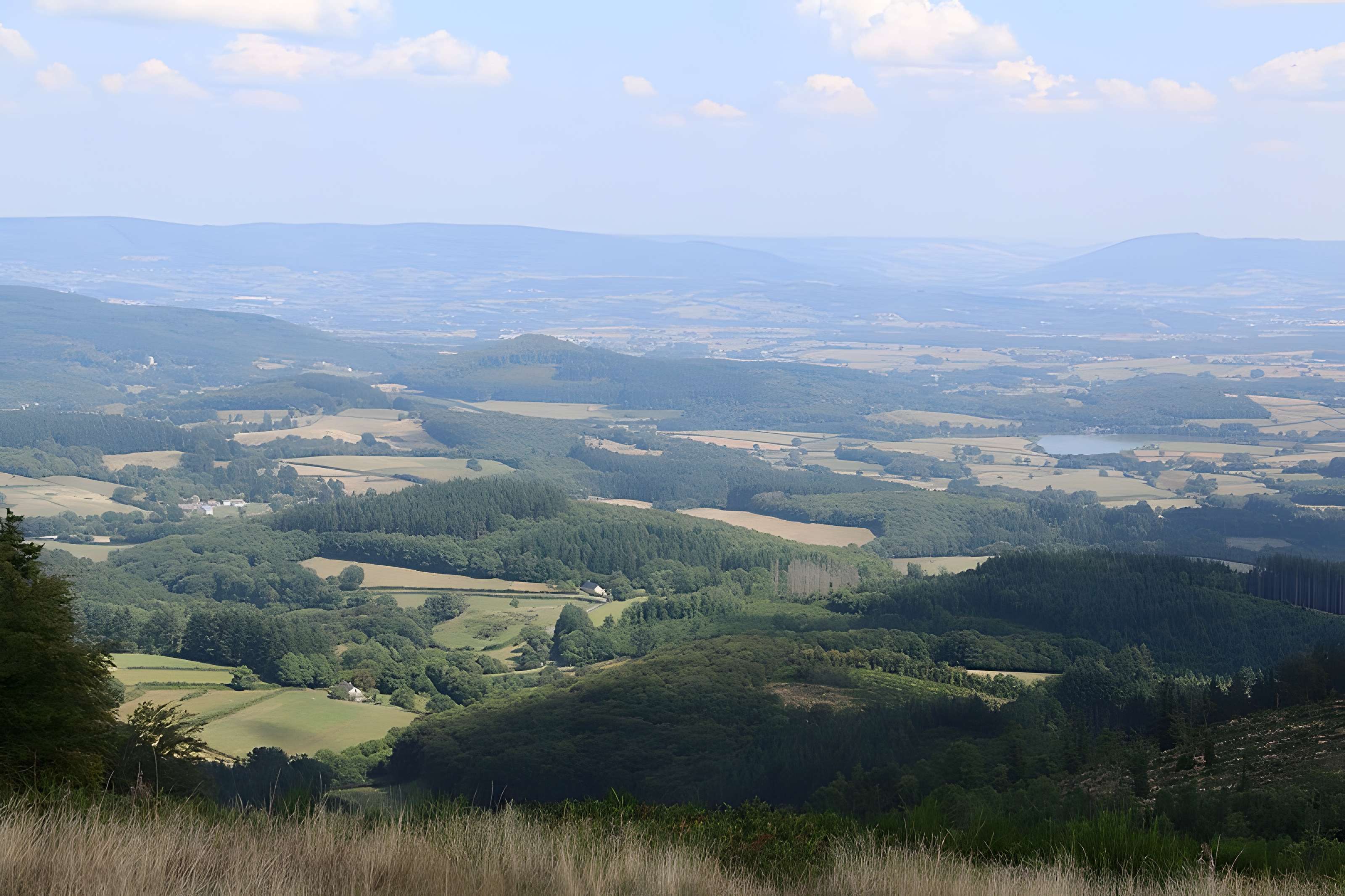 Oppidum du Mont-Beuvray, dit aussi oppidum de Bibracte (également sur commune de Glux-en-Glenne, dans la Nièvre)
