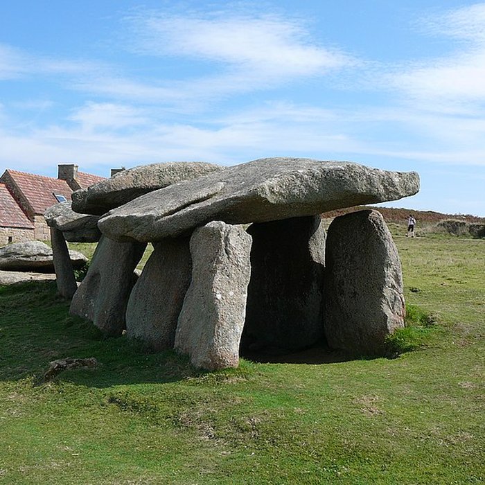 Photo de Allée couverte et menhir de Prajou-Menhir
