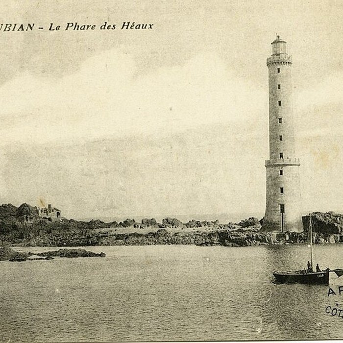 Photo de Phare des Héaux-de-Bréhat, situé en Manche, au large de Pleubian