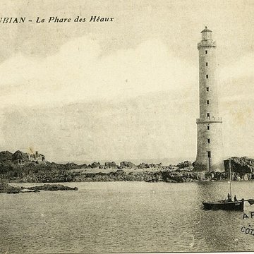 Phare des Héaux-de-Bréhat, situé en Manche, au large de Pleubian