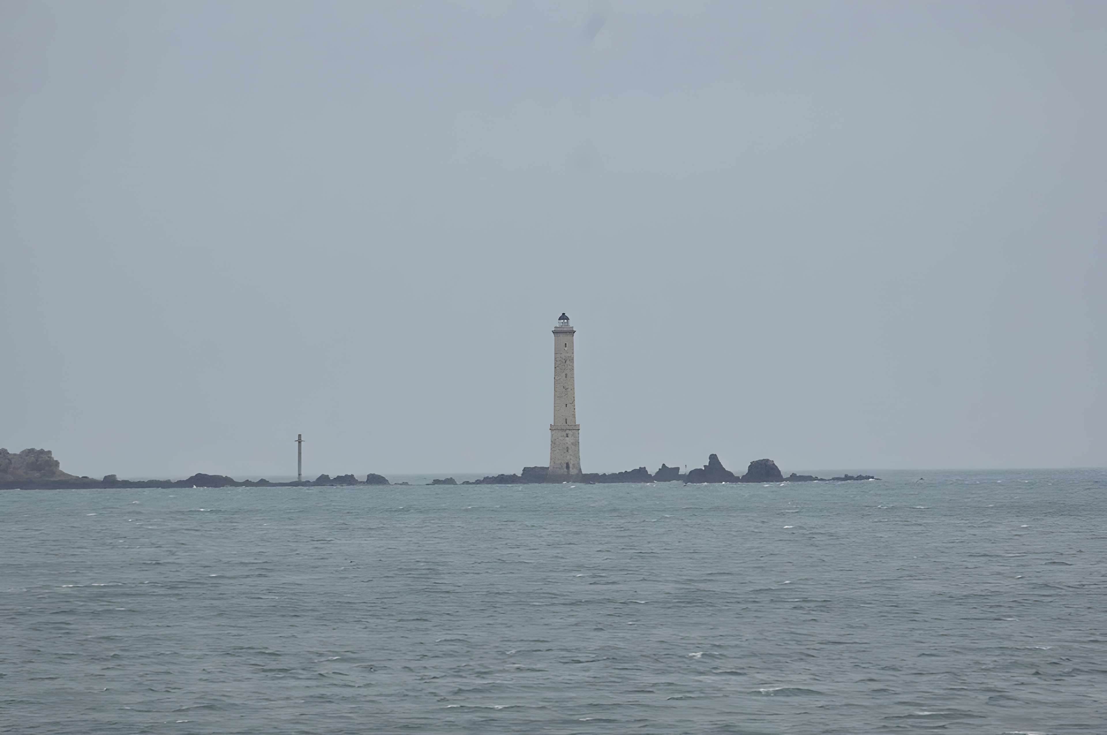 Phare des Héaux-de-Bréhat, situé en Manche, au large de Pleubian