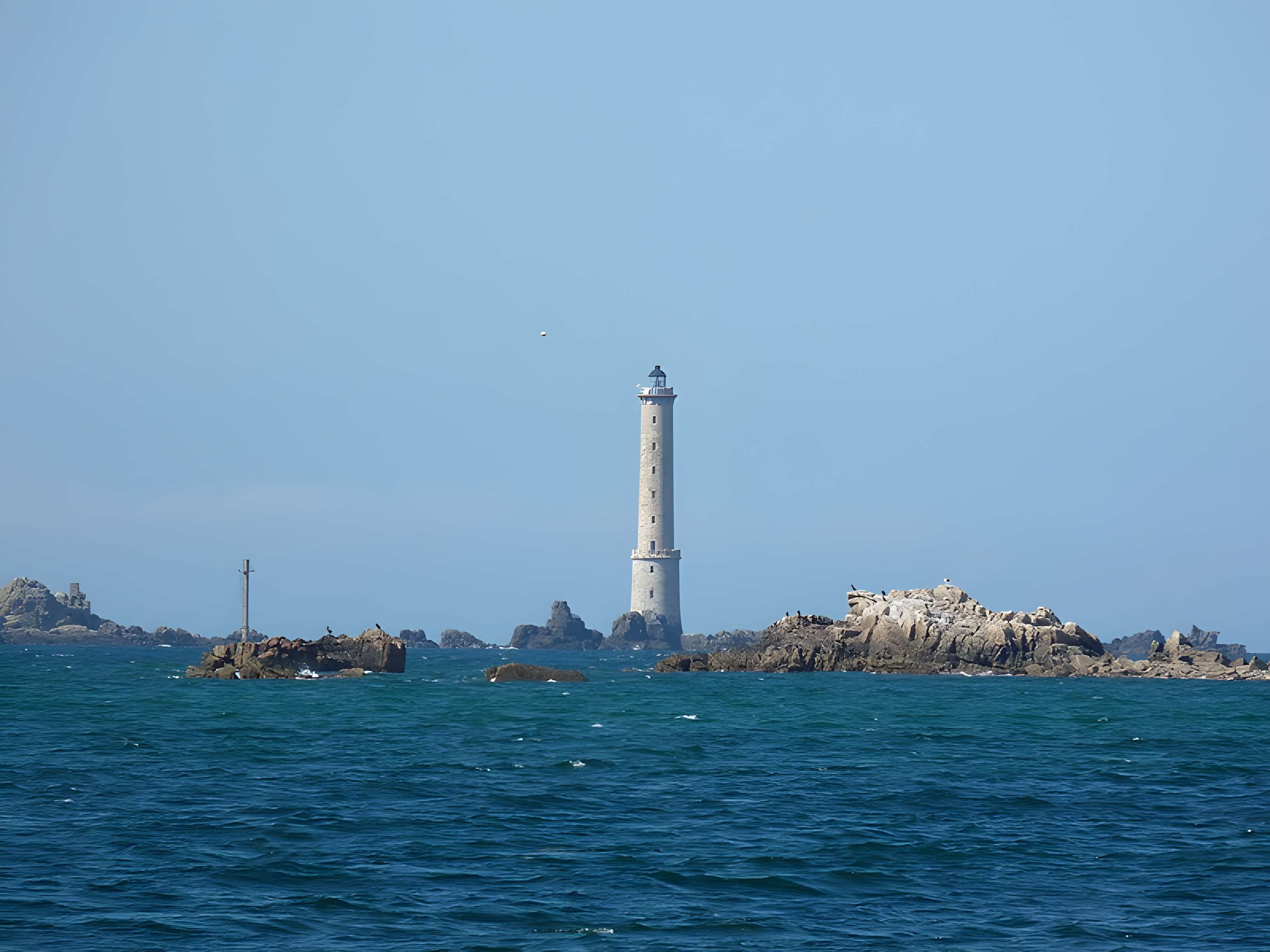 Phare des Héaux-de-Bréhat, situé en Manche, au large de Pleubian