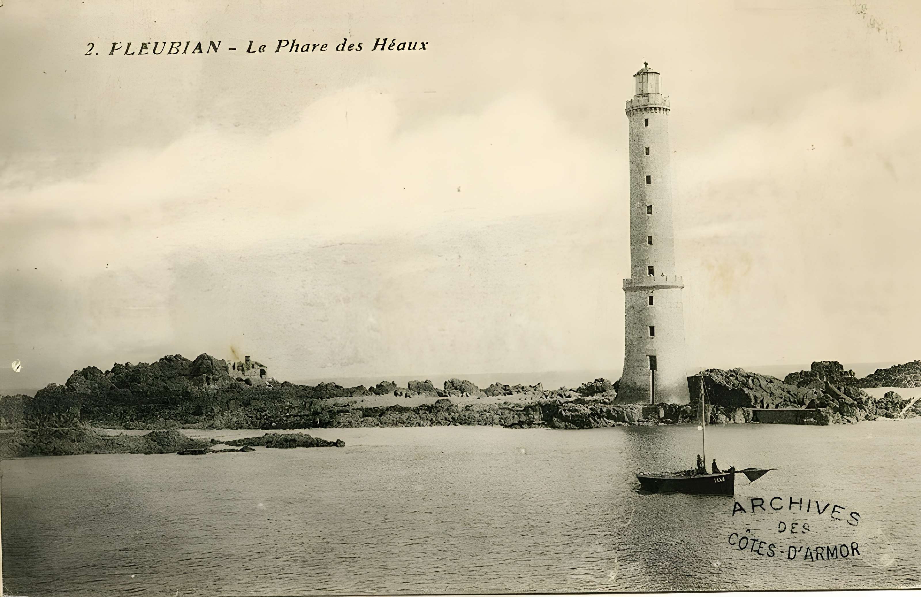 Phare des Héaux-de-Bréhat, situé en Manche, au large de Pleubian