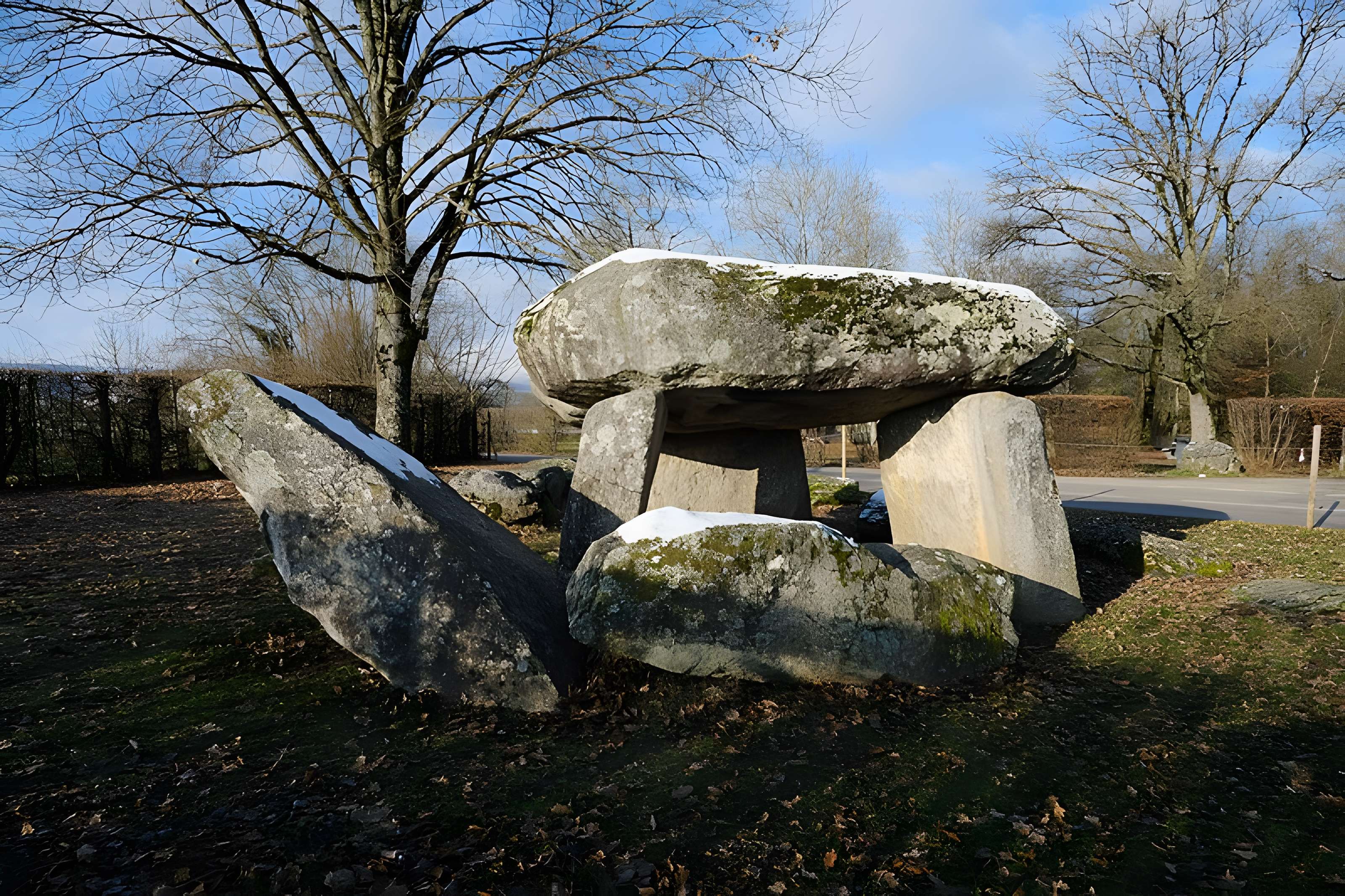 Dolmen dit La-Pierre-aux-Fées