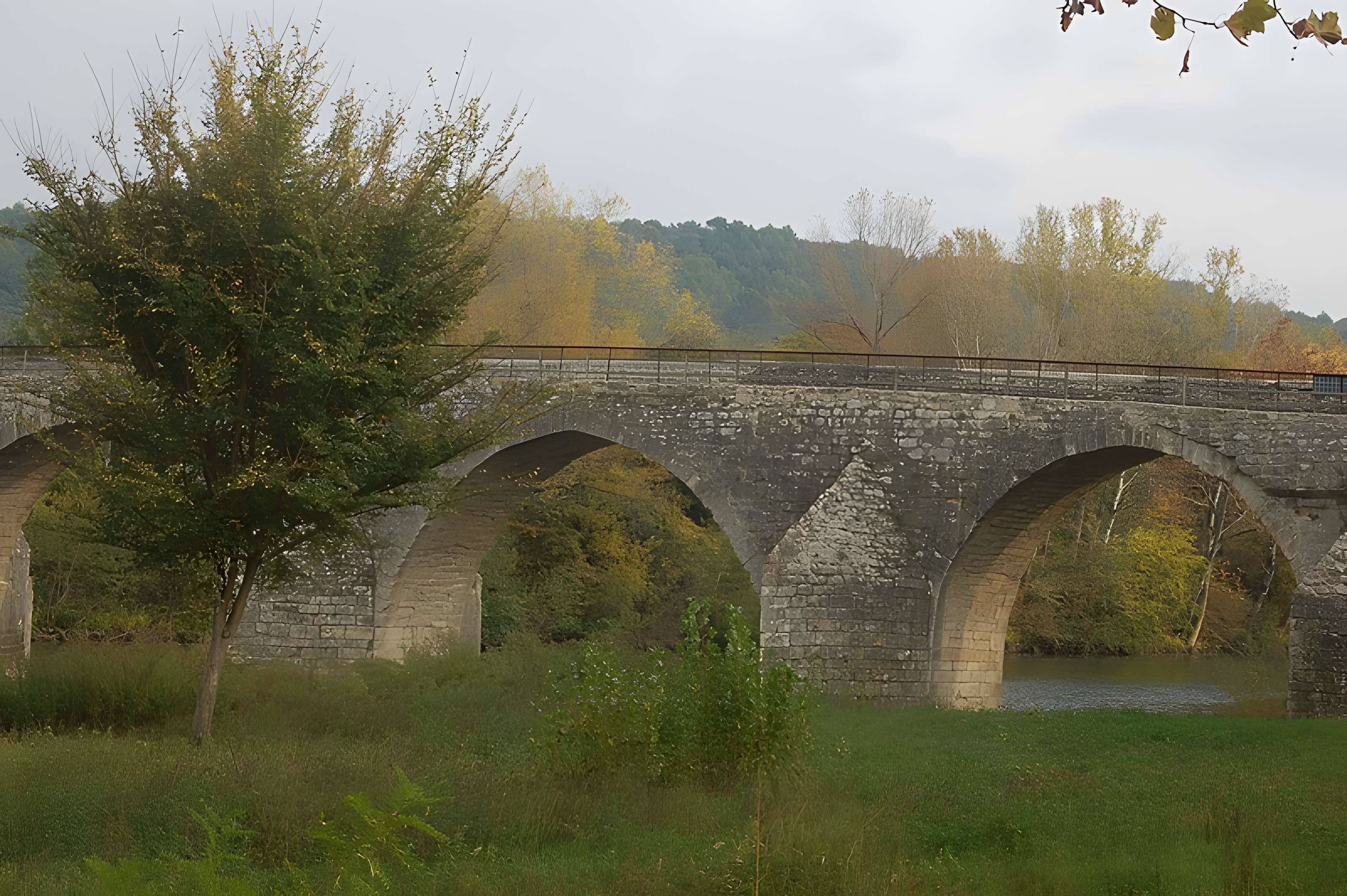 Pont Charles-Martel sur la Cèze à La Roque-sur-Cèze