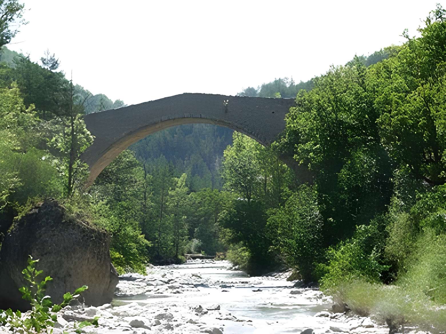 Pont de la Reine Jeanne à Entrepierres 