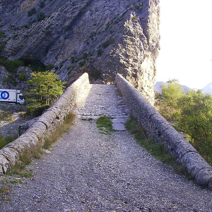 Photo de Pont de la Reine Jeanne à Saint-Benoît