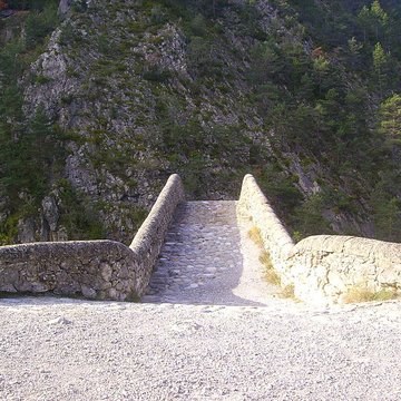 Pont de la Reine Jeanne à Saint-Benoît