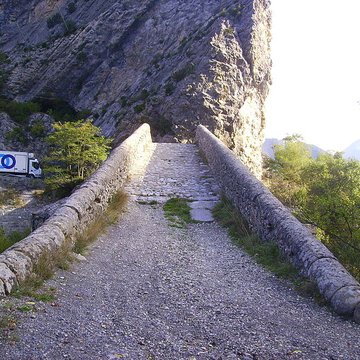 Pont de la Reine Jeanne à Saint-Benoît