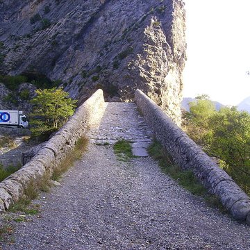 Pont de la Reine Jeanne à Saint-Benoît