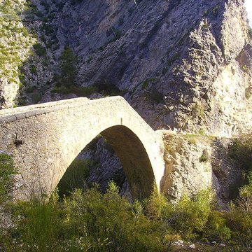 Pont de la Reine Jeanne à Saint-Benoît