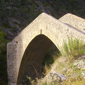 Pont de la Reine Jeanne à Saint-Benoît
