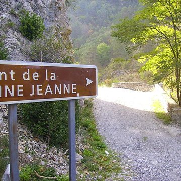 Pont de la Reine Jeanne à Saint-Benoît
