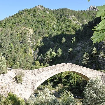 Pont de la Reine Jeanne à Saint-Benoît