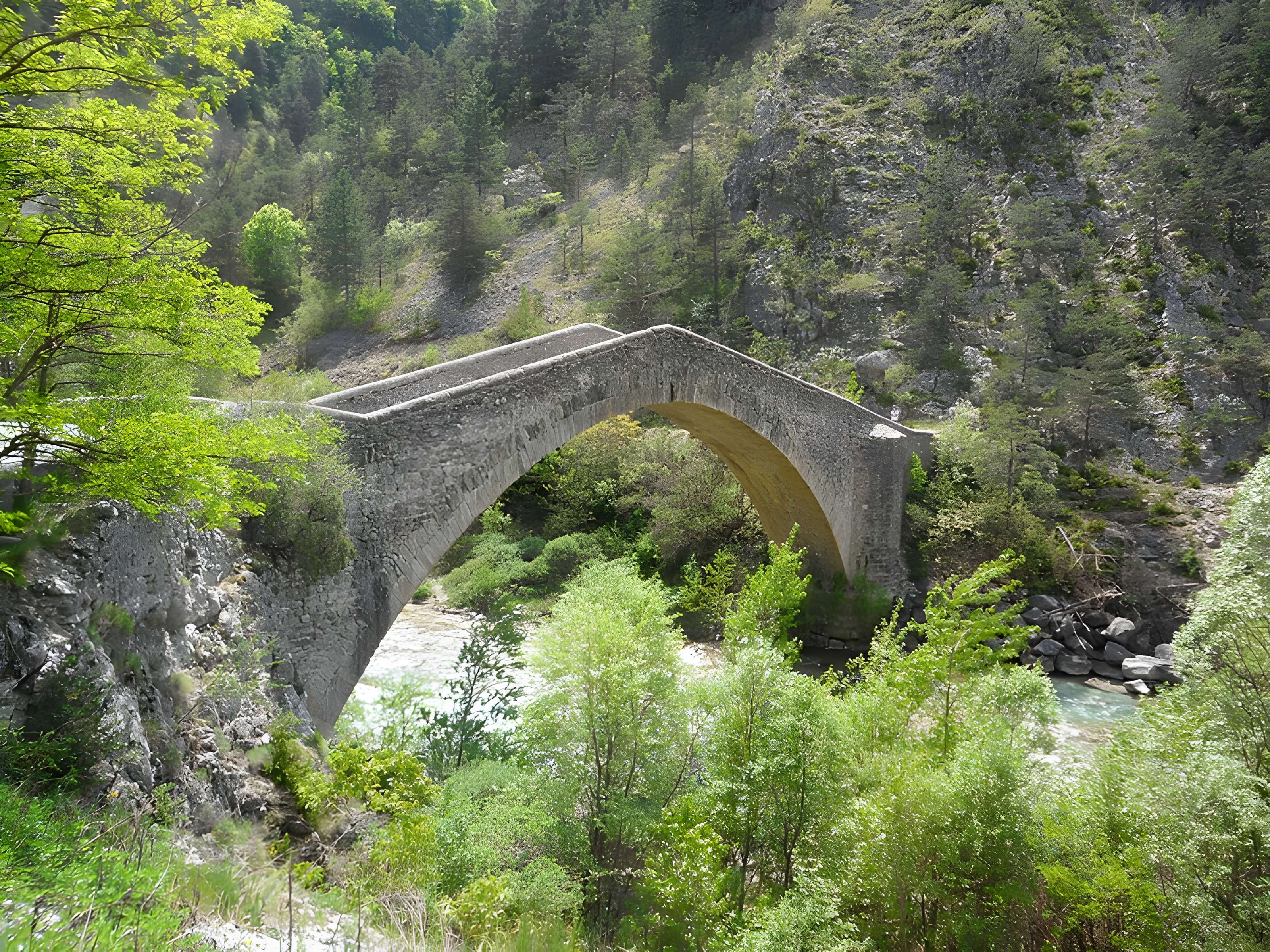 Pont de la Reine Jeanne à Saint-Benoît