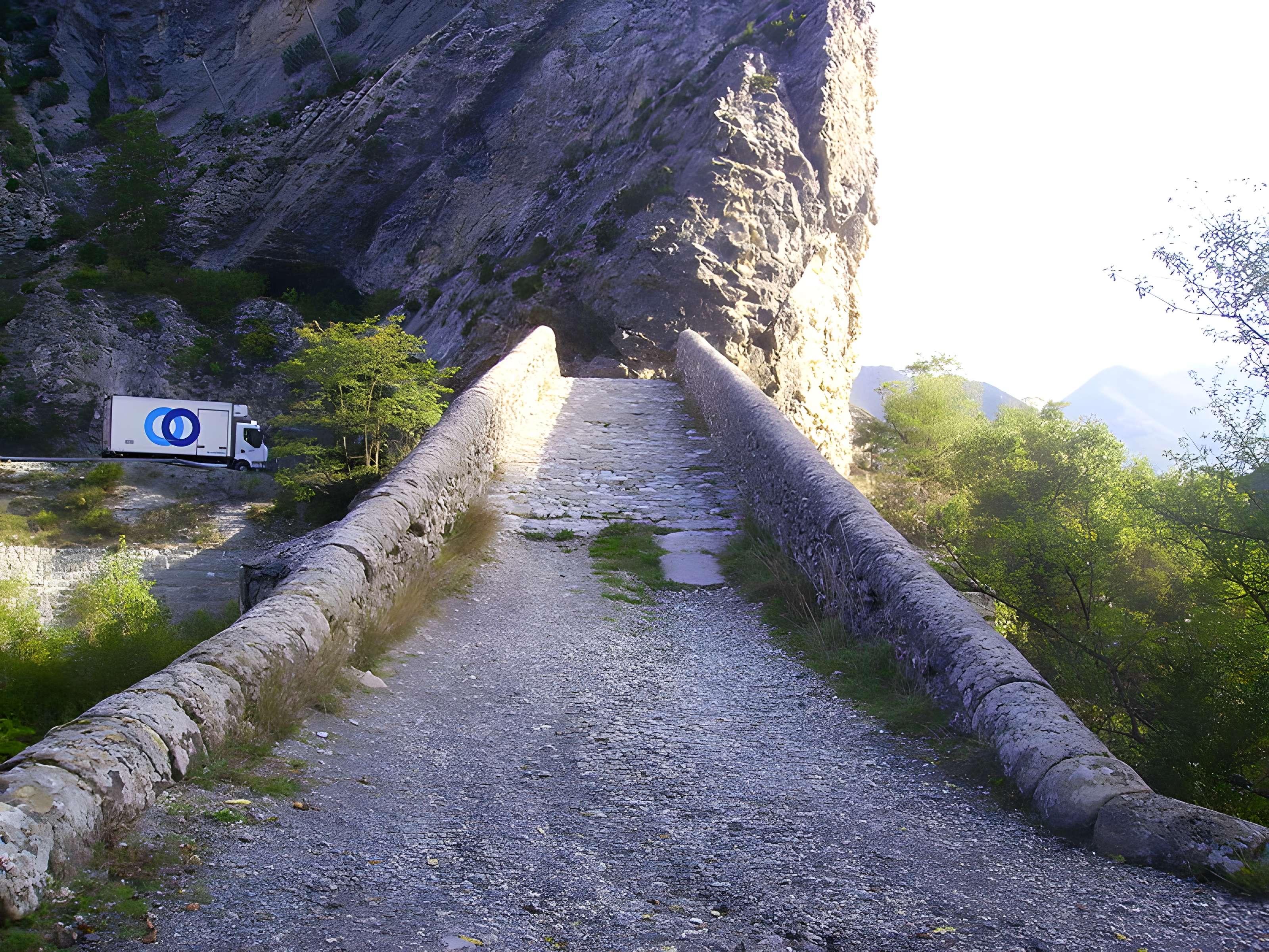 Pont de la Reine Jeanne à Saint-Benoît