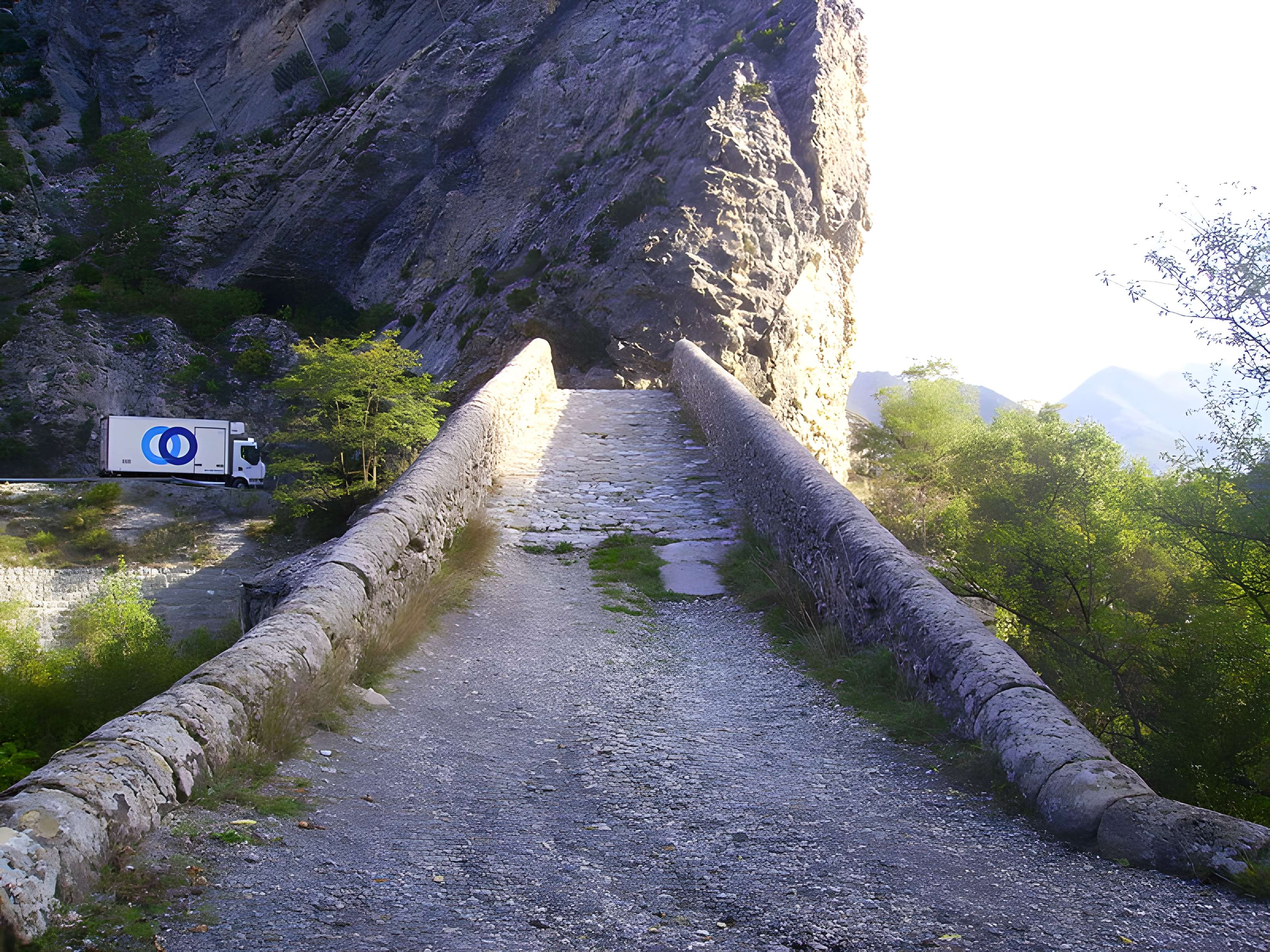 Pont de la Reine Jeanne à Saint-Benoît