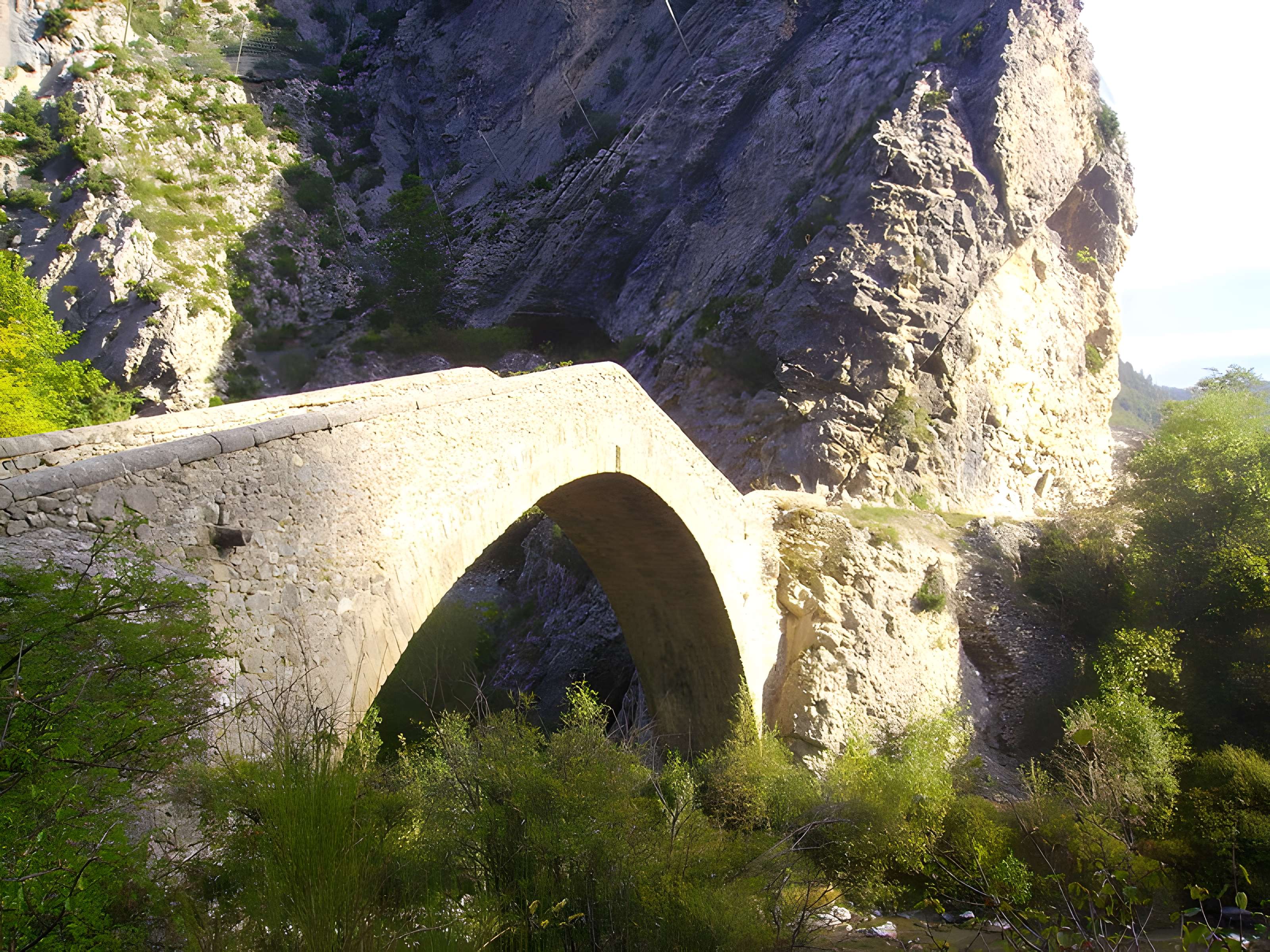 Pont de la Reine Jeanne à Saint-Benoît