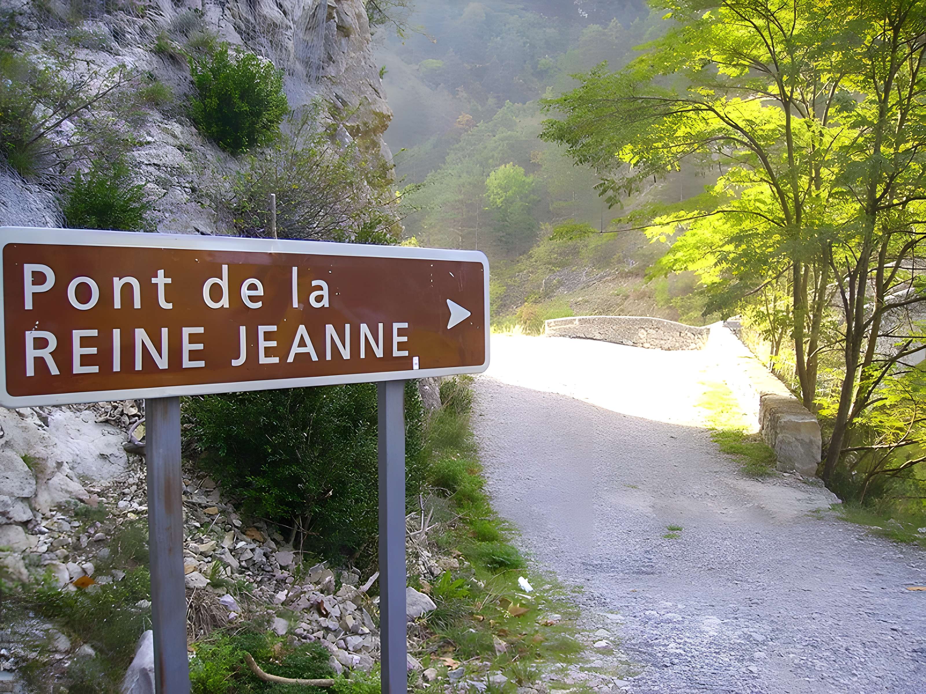Pont de la Reine Jeanne à Saint-Benoît