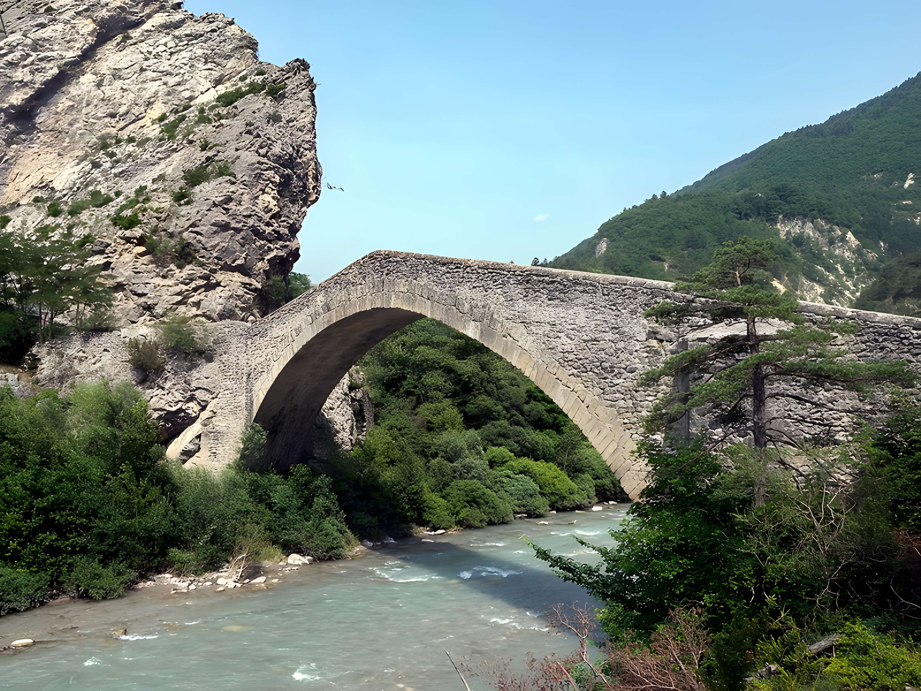 Pont de la Reine Jeanne à Saint-Benoît