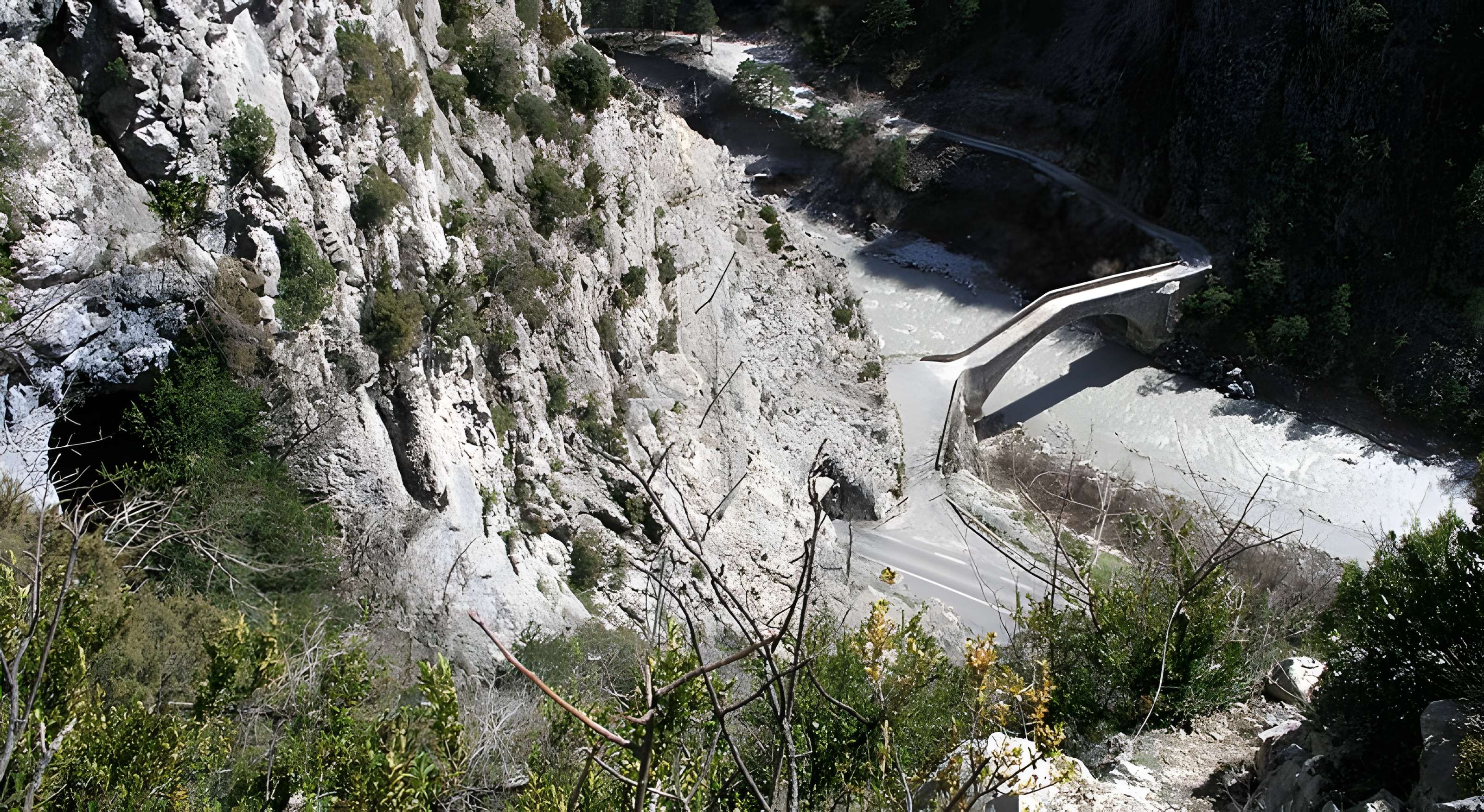 Pont de la Reine Jeanne à Saint-Benoît