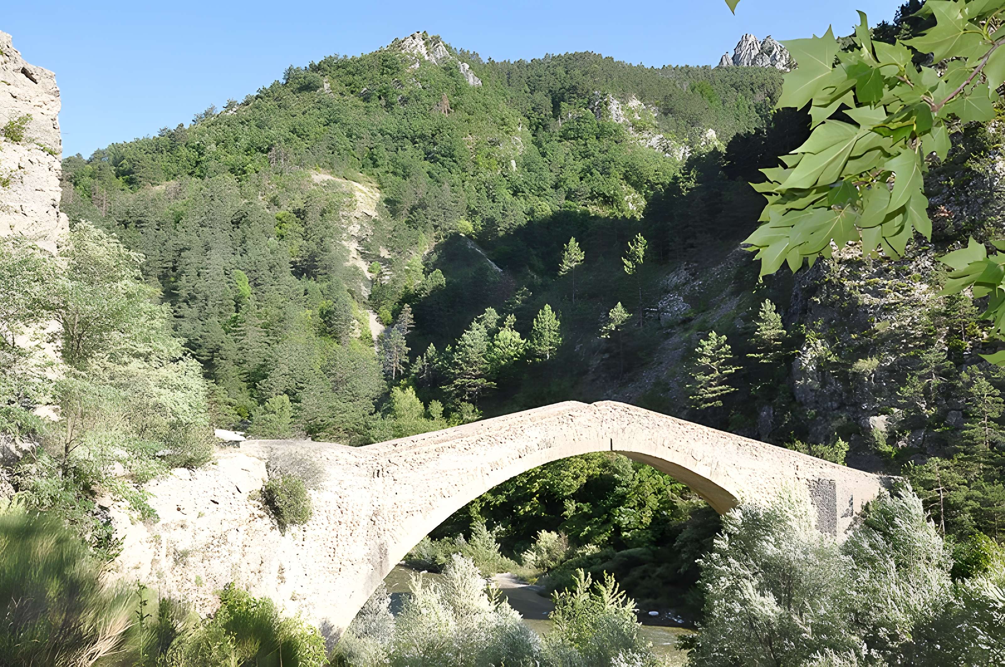 Pont de la Reine Jeanne à Saint-Benoît