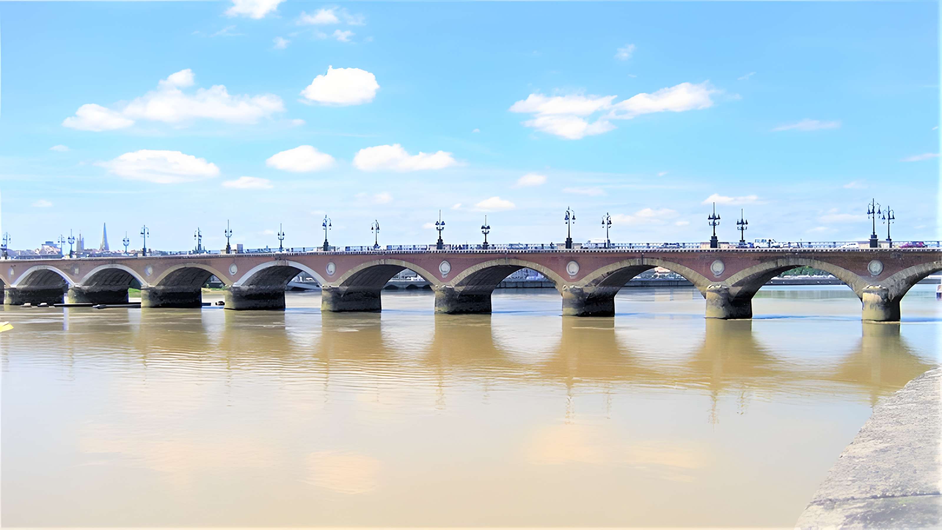 Pont de pierre à Bordeaux
