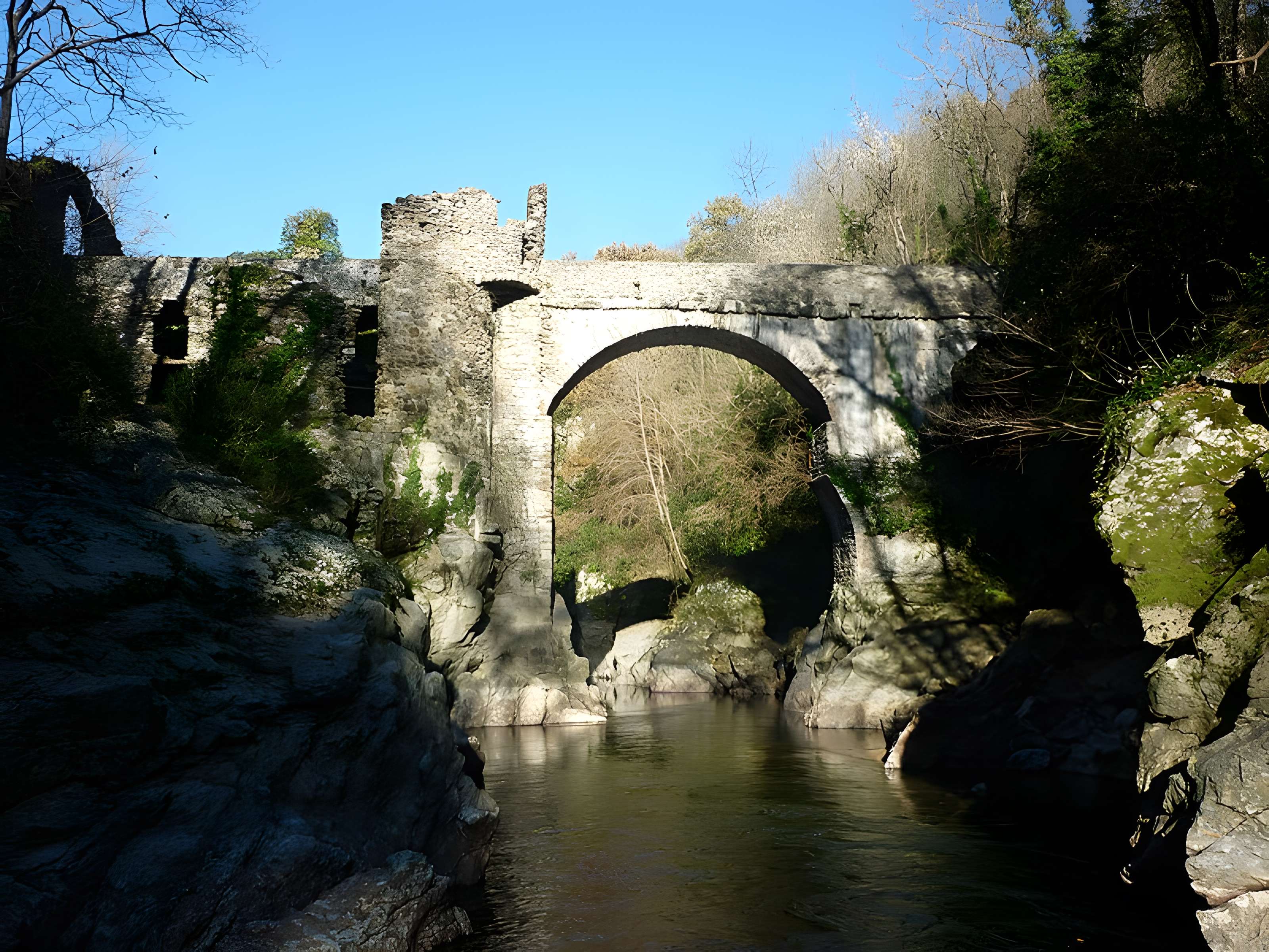 Pont du Diable sur l'Ariège, près de Mercus-Carrabet