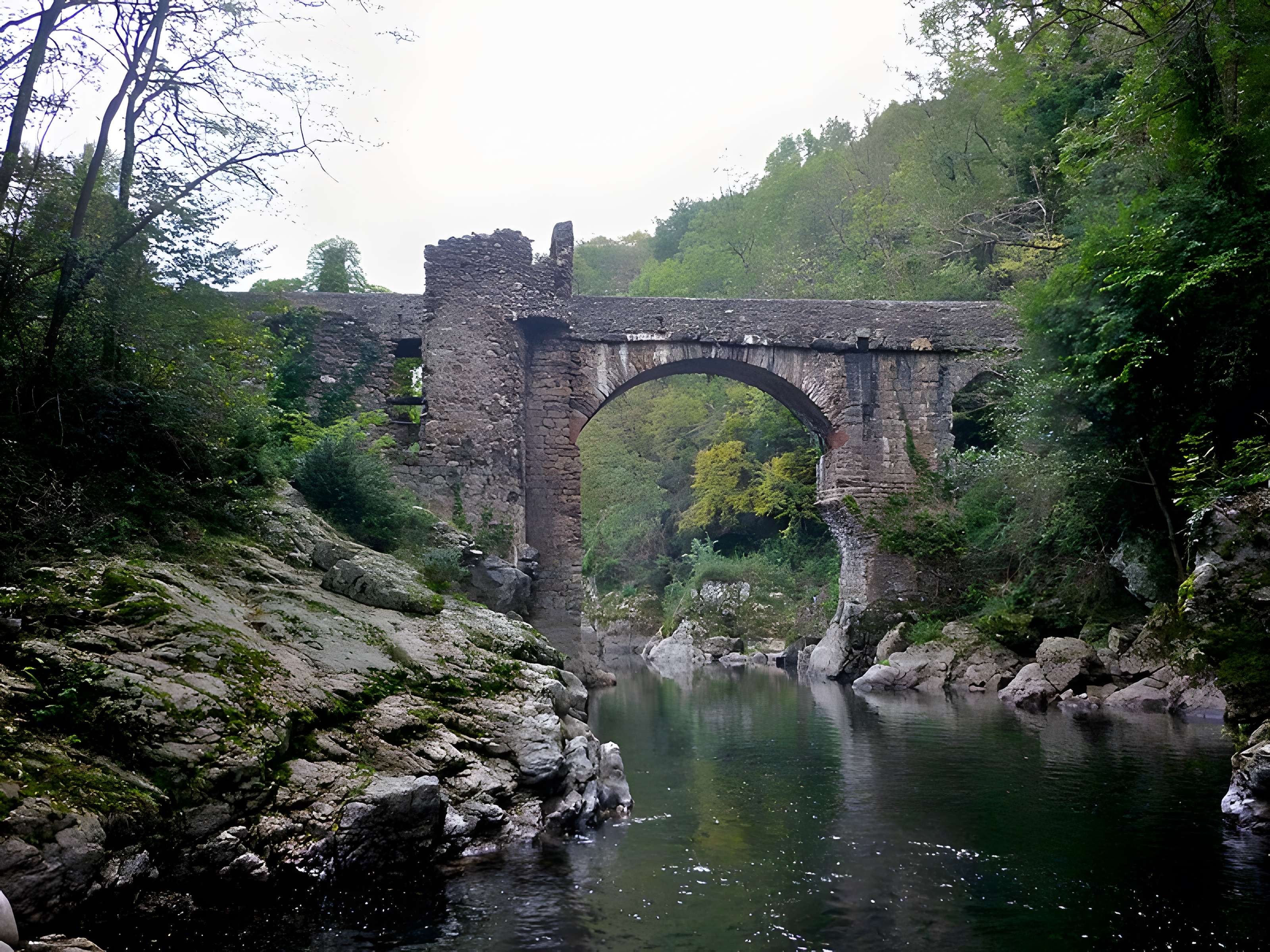 Pont du Diable sur l'Ariège, près de Mercus-Carrabet