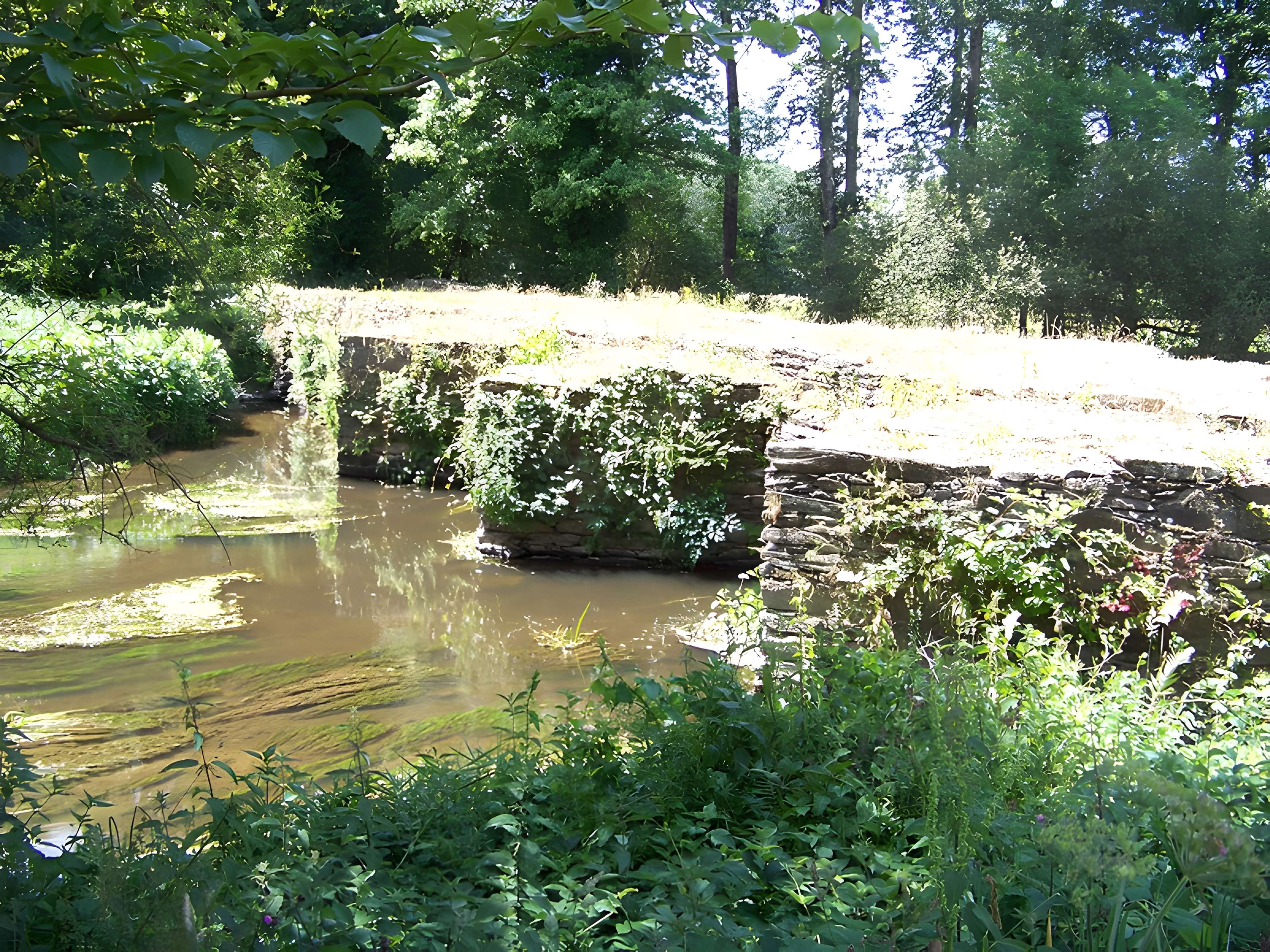 Pont gaulois dit de Sainte-Catherine (également sur commune de Plounévézel, dans le Finistère)