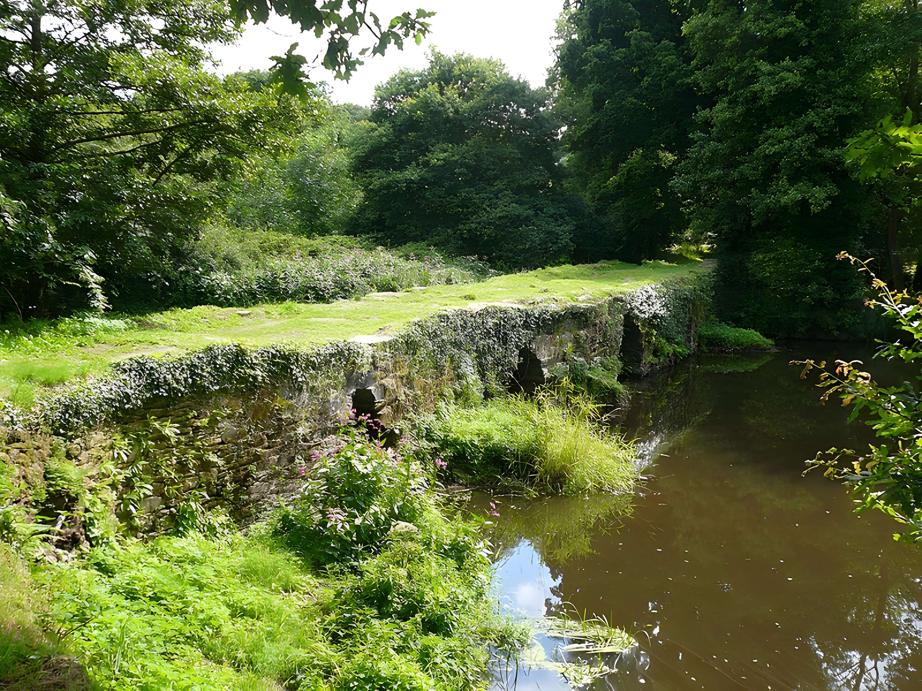 Pont gaulois dit de Sainte-Catherine (également sur commune de Plounévézel, dans le Finistère)