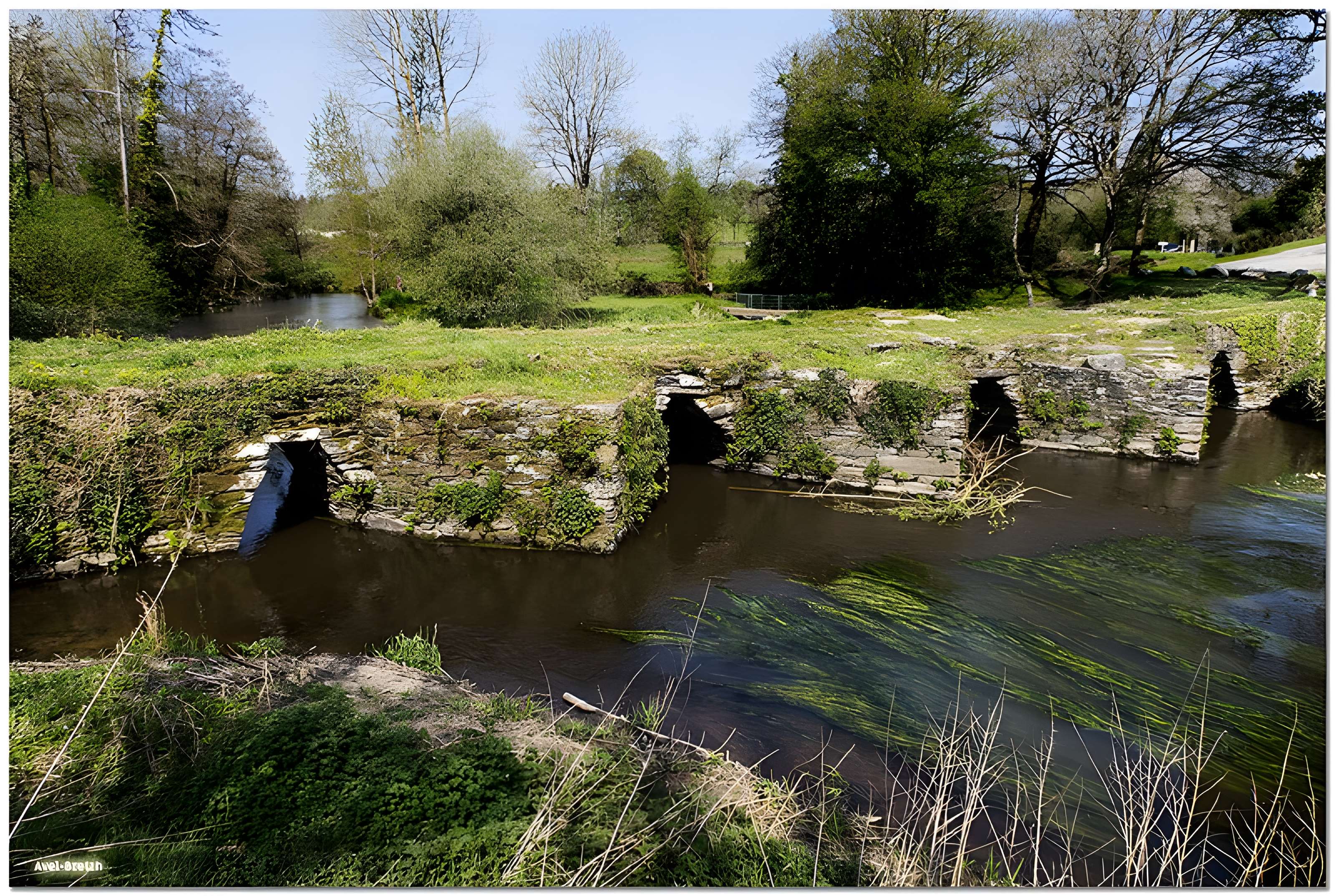 Pont gaulois dit de Sainte-Catherine (également sur commune de Plounévézel, dans le Finistère)