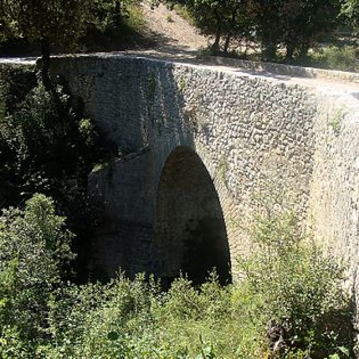Photo de Pont ancien sur le ravin du Buès, dit Pont romain également sur commune de Ganagobie